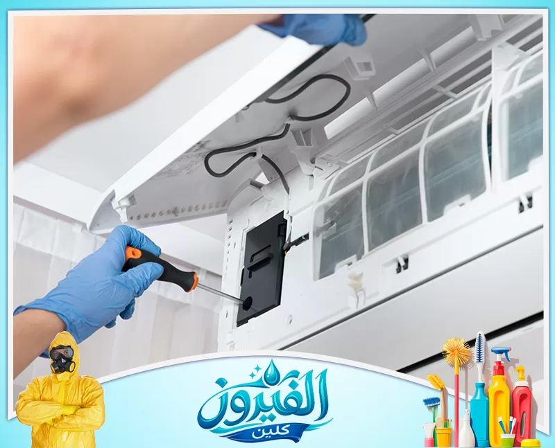 تركيب كمبروسر مكيف بالجبيل 0562185880 شركة الفيروز فني يستخدم مفكاً لإصلاح الأجزاء الداخلية لمكيف الهواء بعناية، مما يضمن صيانة دقيقة وتشغيلاً مثالياً للجهاز.