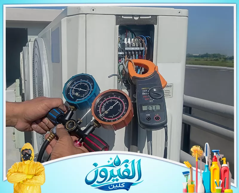 شحن فريون مكيفات في الخبر 0562185880 شركة الفيروز فني يقوم بفحص وحدة تكييف خارجية باستخدام مقاييس ضغط الغاز وجهاز قياس التيار الكهربائي لضمان صيانة دقيقة وكفاءة تشغيل.