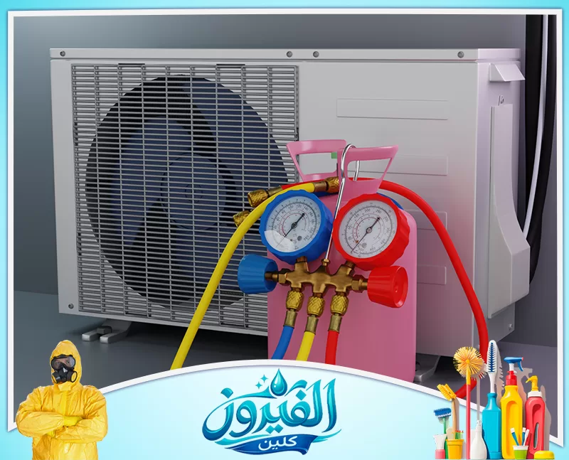 تنظيف مكيفات وتعبئة فريون بالدمام 0562185880 شركة الفيروز فني محترف يستخدم عدادات قياس الضغط لصيانة مكيف الهواء.