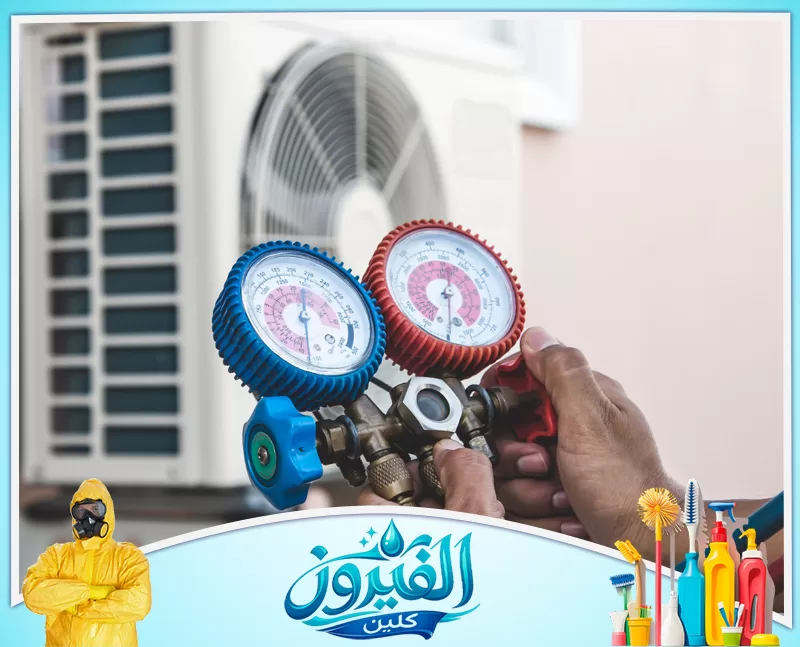 غسيل مكيفات الخبر وتنظيف الفلاتر 0562185880 شركة الفيروز استخدام مقاييس ضغط الغاز المزدوجة لفحص وشحن وحدة تكييف خارجية، لضمان كفاءة التبريد المثالية في فصل الصيف.