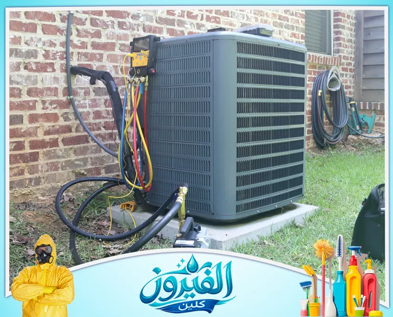 تنظيف وصيانة المكيفات بالجبيل 0562185880 شركة الفيروز وحدة تكييف خارجية تخضع للصيانة، مع توصيل أجهزة قياس الضغط والأنابيب الملونة لضمان كفاءة التبريد والأداء العالي.