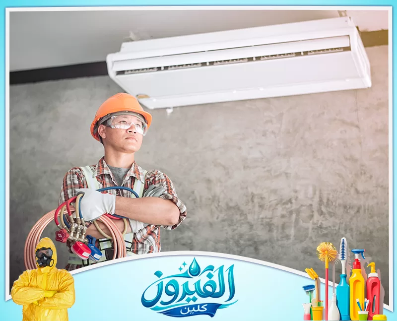 غسيل مكيفات بالدمام 0562185880 شركة الفيروز فني تكييف متمكن يحمل أنابيب النحاس وأدوات القياس لتركيب أو صيانة مكيف هواء.