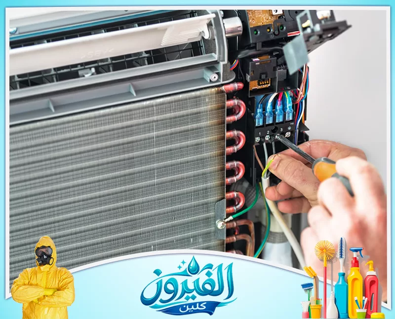 صيانة وإصلاح المكيفات 0562185880 شركة الفيروز يد فني صيانة محترف تقوم بتركيب أسلاك كهربائية داخل جهاز تكييف باستخدام مفك، مع التركيز على الدقة والاحترافية التقنية.