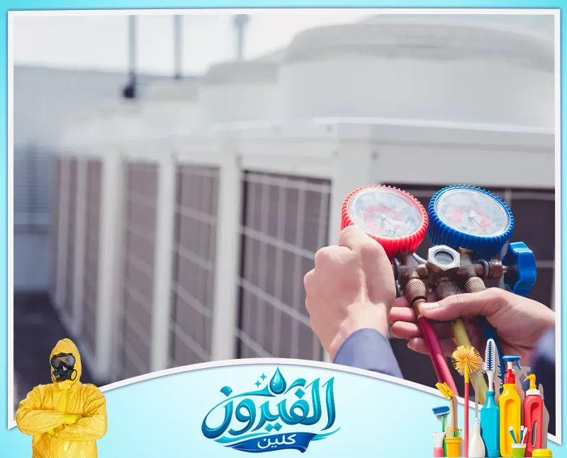 صيانة مكيفات الخبر 0562185880 شركة الفيروز فني صيانة يفحص ضغط الغاز لوحدات تكييف مركزية خارجية باستخدام مقياس ضغط مزدوج لضمان كفاءة التبريد والأداء.
