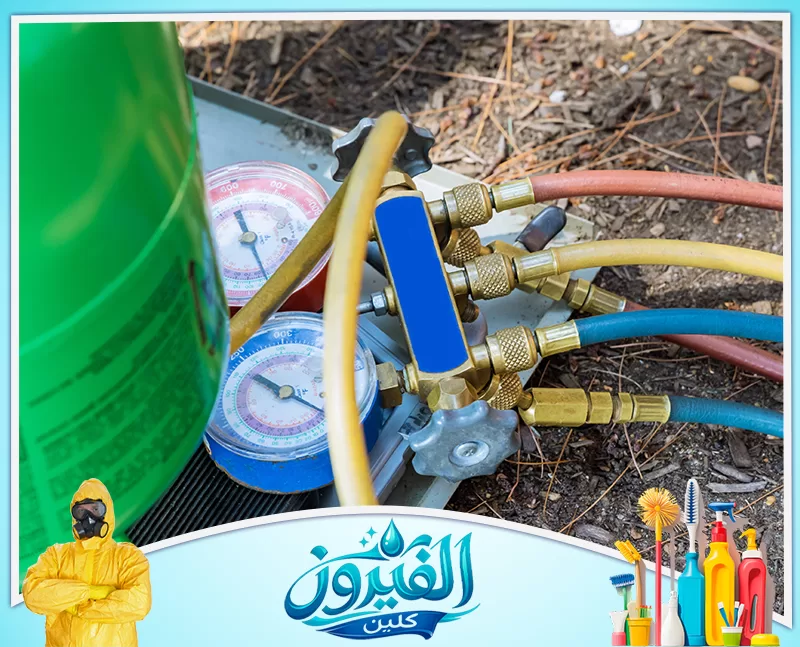 تصليح مكيفات بالدمام 0562185880 شركة الفيروز عملية شحن غاز الفريون لوحدة التكييف باستخدام عدادات الضغط والأسطوانة.