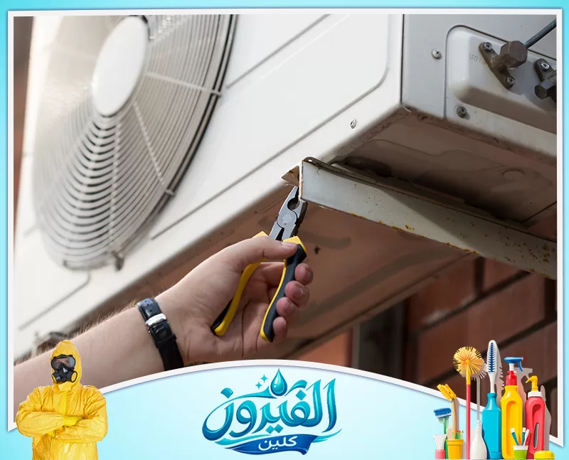 نقل وتركيب المكيفات بالدمام 0562185880 شركة الفيروز فني يقوم بصيانة وحدة تكييف خارجية باستخدام زرادية، تبرز مهارة العمل اليدوي والاهتمام بتفاصيل التصليح بدقة.