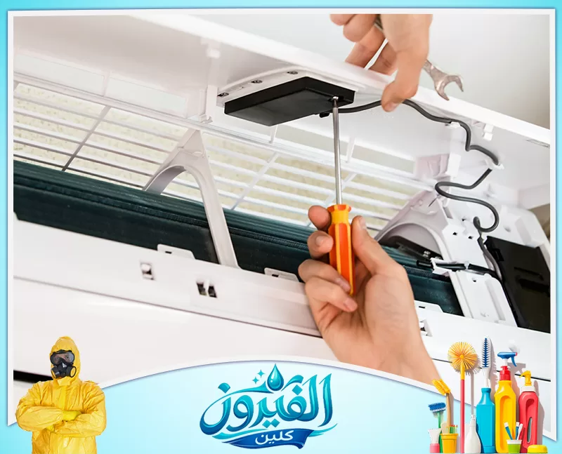 فني تنظيف مكيفات بالخبر 0562185880 شركة الفيروز فني يستخدم المفك لضبط توصيلات المكيف الكهربائية.