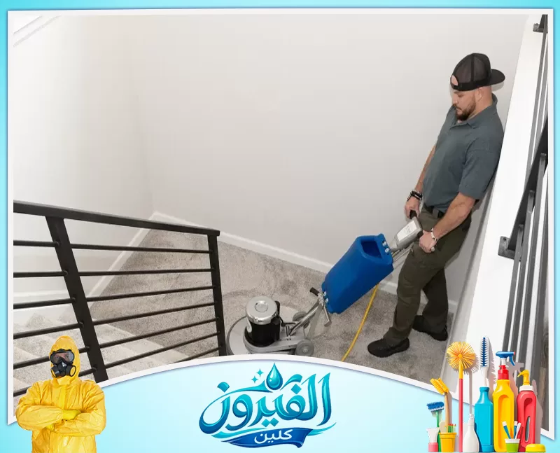 تنظيف رخام المداخل برأس تنورة 0562185880 شركة الفيروز عامل ينظف السجاد على الدرج بآلة تلميع متخصصة، لضمان أعلى مستويات النظافة والترتيب في المنزل.