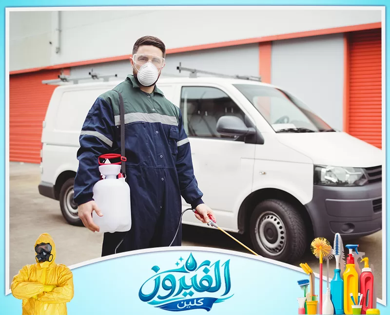 مكافحة الحشرات الزاحفة والطائرة بالقطيف 0562185880 شركة الفيروز عامل مكافحة حشرات يرتدي زي العمل وكمامة ونظارة واقية، يحمل مضخة رش يدوية وأمامه سيارة خدمات بيضاء مجهزة.