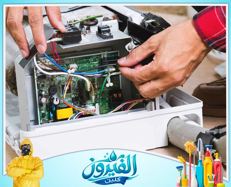 تمديد نحاس مكيفات بالخبر 0562185880 شركة الفيروز فني صيانة يفحص اللوحة الإلكترونية PCB والأسلاك الملونة لجهاز تكييف لضمان سلامة الدائرة الكهربائية