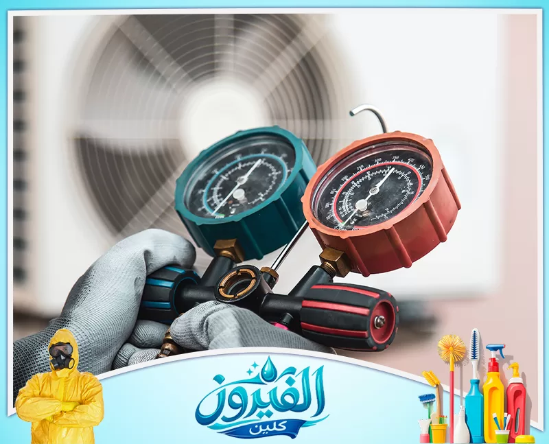 معالجة مكيفات صحراوي بالدمام 0562185880 شركة الفيروز فني يستخدم عدادات قياس الضغط لفحص كفاءة تبريد وحدة التكييف الخارجية.