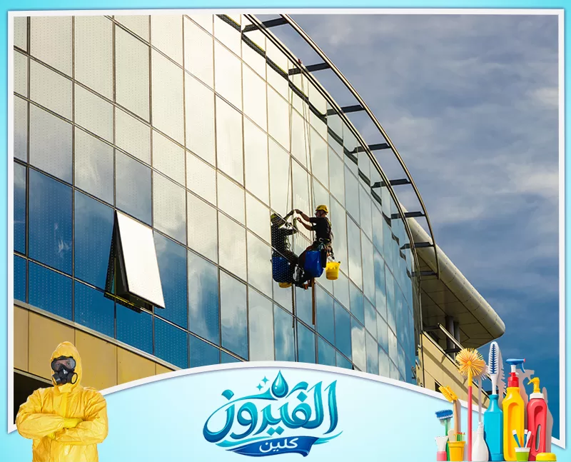 تنظيف الأرضيات بالخبر 0562185880 شركة الفيروز عمال صيانة واجهات زجاجية يعملون بارتفاعات شاهقة باستخدام حبال الأمان لتنظيف وتلميع المبنى بمهارة واحترافية عالية.