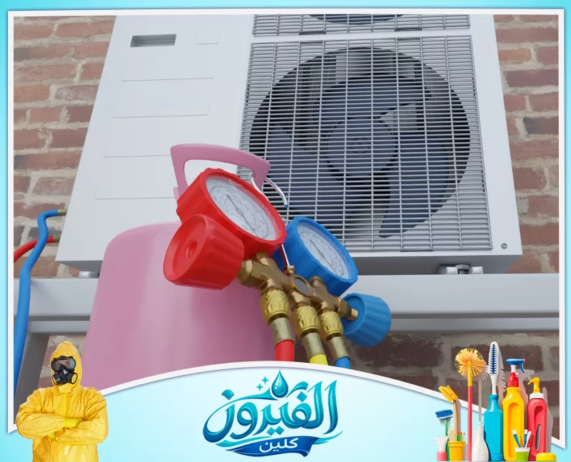 شحن فريون مكيف سبليت بالجبيل 0562185880 شركة الفيروز عملية شحن غاز لمكيف خارجي باستخدام أسطوانة الفريون وساعة قياس الضغط، لضمان استعادة كفاءة التبريد المثالية.