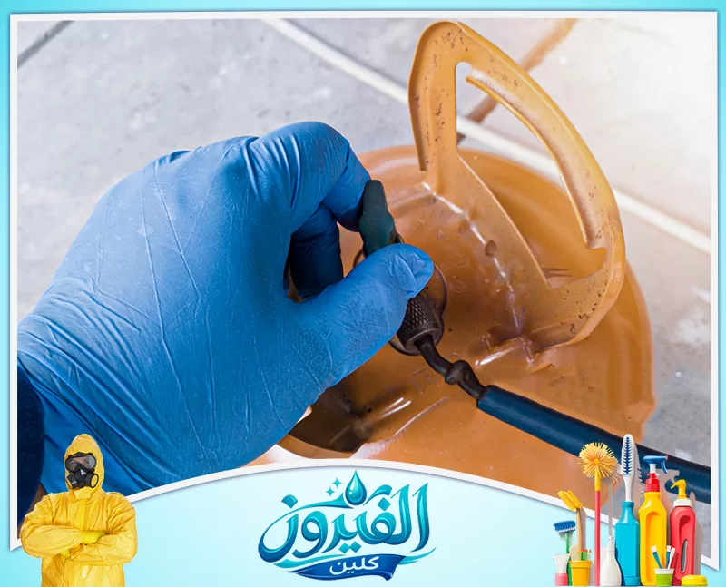 شحن فريون مكيفات سبليت في الظهران 0562185880 شركة الفيروز يد ترتدي قفازاً أزرق تضبط صمام خزان مبيدات، خطوة أساسية لمكافحة الآفات بكفاءة وأمان، لحماية منزلك.
