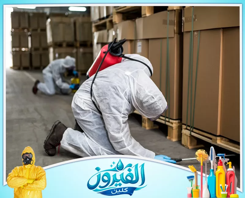 مكافحة الوزغ والنمل في القطيف 0562185880 شركة الفيروز فنيين في مكافحة الحشرات يرتدون بدلات واقية بيضاء ويستخدمون أداة رش لمكافحة الآفات في مستودع