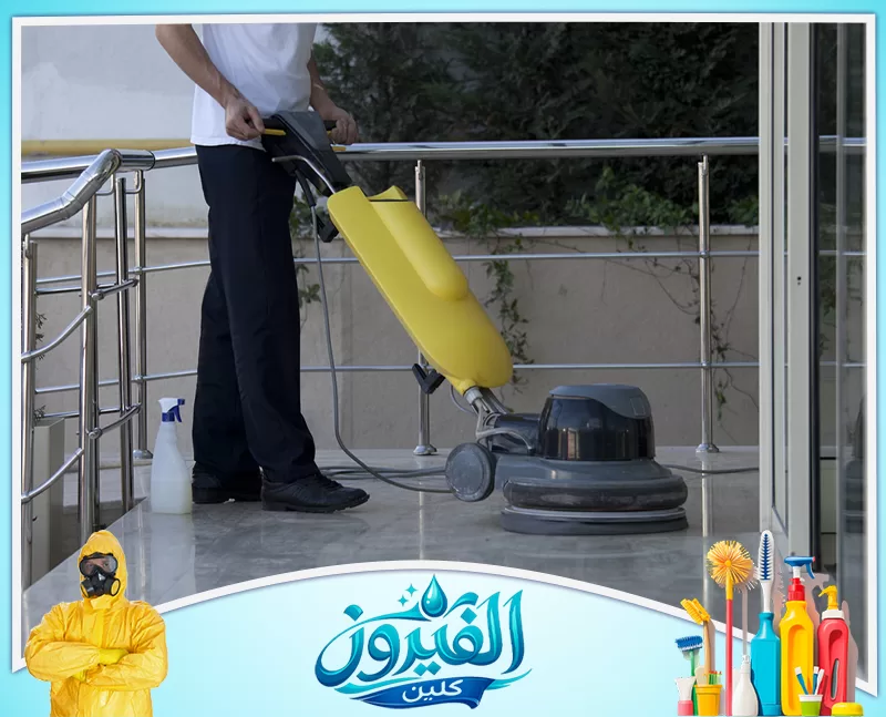 تنظيف الرخام في مداخل العمائر بالخبر 0562185880 شركة الفيروز عامل تنظيف يستخدم ماكينة جلي وتلميع الأرضيات الكهربائية لإعادة البريق واللمعان للبلاط والرخام في المساحات المفتوحة.