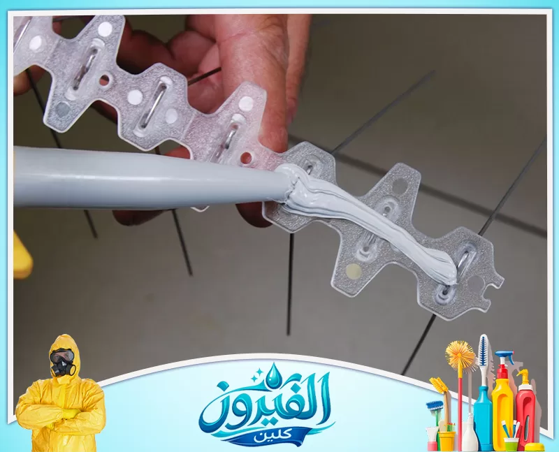 لاصق طارد الحمام بالقطيف 0562185880 شركة الفيروز صورة توضح عملية وضع مادة لاصقة قوية على قاعدة أشواك طرد الطيور البلاستيكية لضمان تثبيتها بإحكام على الأسطح المختلفة.