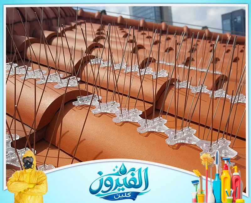 سلك طارد الحمام بالقطيف 0562185880 شركة الفيروز أشواك معدنية مثبتة على قرميد أحمر فوق سطح مبنى، مصممة بطريقة احترافية لطرد الطيور ومنعها من الوقوف أو التعشيش.