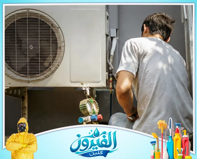 تنظيف مكيفات سبليت بالظهران 0562185880 شركة الفيروز فني صيانة يقوم بفحص وتعبئة غاز لوحدة تكييف خارجية باستخدام مقاييس الضغط المتخصصة.