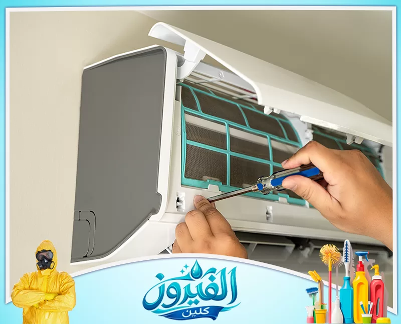 تركيب مكيفات سبليت بالدمام 0562185880 شركة الفيروز فني خبير يستخدم مفكاً لفك أو صيانة فلتر مكيف هواء منزلي، لضمان هواء نقي وأداء مثالي للجهاز بكفاءة عالية.
