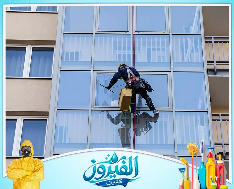 تعقيم مداخل العمائر وإزالة الروائح بالخبر 0562185880 شركة الفيروز فني تنظيف واجهات محترف يتدلى بالحبال لتلميع زجاج المباني المرتفعة بدقة، مع الالتزام التام بمعايير السلامة والأمان.