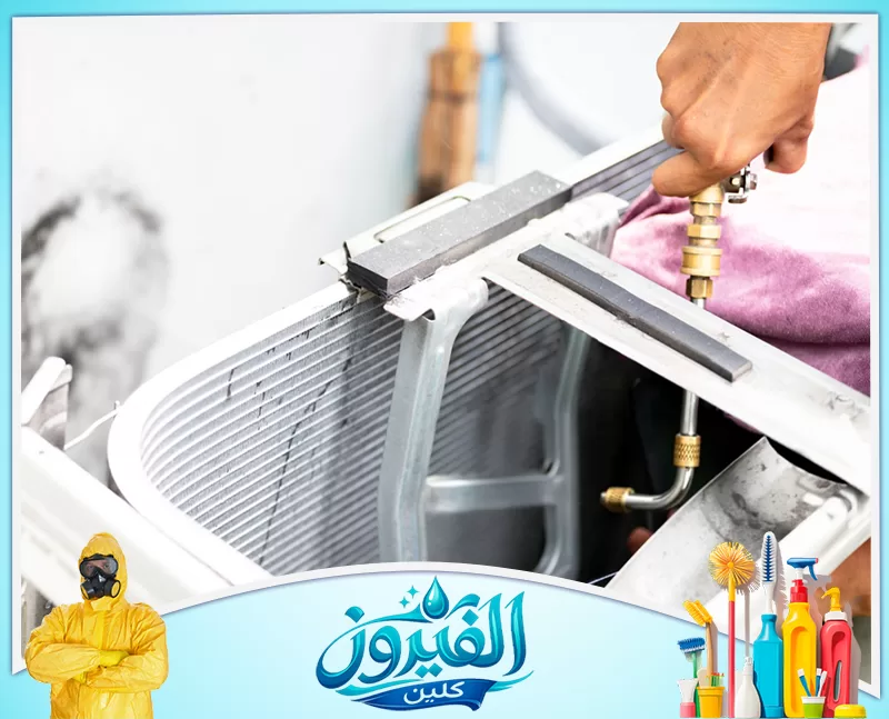 تنظيف وحدات السبليت في رأس تنورة 0562185880 شركة الفيروز يد خبيرة تقوم بصيانة الأجزاء الداخلية لمكيف الهواء باستخدام أدوات متخصصة، لضمان كفاءة التبريد وإطالة عمر الجهاز.