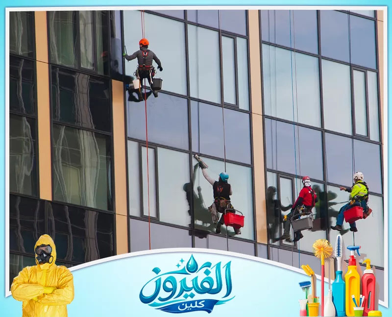 شركة تنظيف واجهات زجاجية بالقطيف تنظف واجهة مبنى من الغبار والبقع