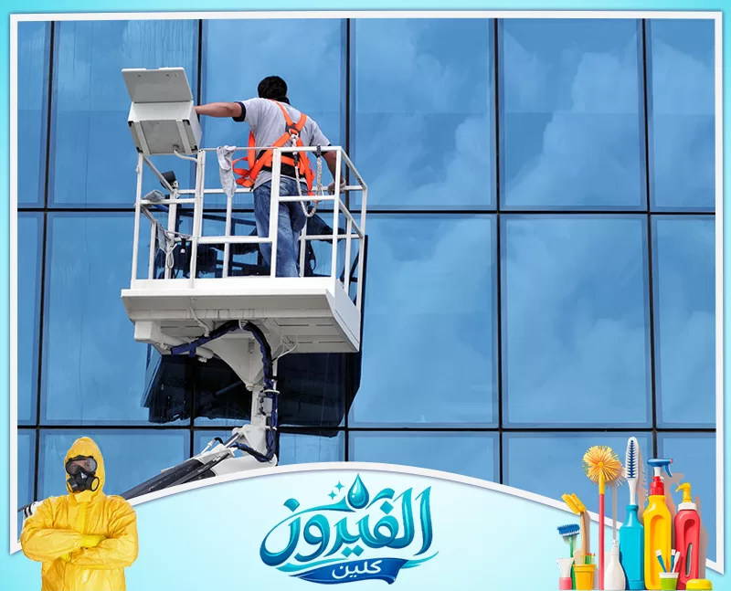 تنظيف زجاج واجهة مبنى مع الاهتمام بالحواف والإطارات