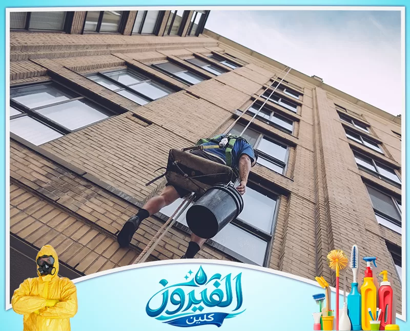غسيل واجهة فيلا زجاجية وتجفيفها دون ترك خطوط واضحة