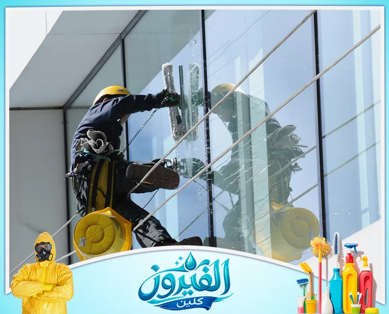 تنظيف واجهات زجاج مرتفعة باستخدام معدات مناسبة للموقع